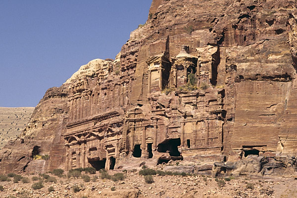 Enfilades de tombeaux taillés dans la paroi d'Al-Khubthah 