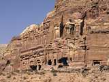 Enfilades de tombeaux taillés dans la paroi d'Al-Khubthah 