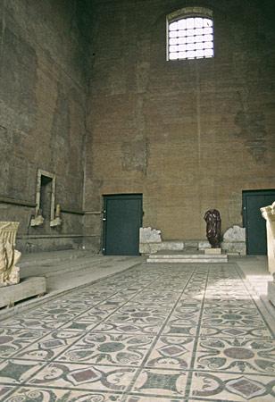 Intérieur de la Curie, avec pavement polychrome 