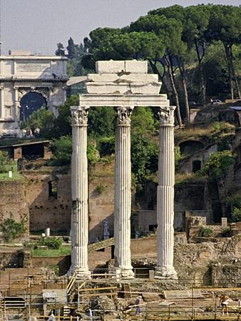 Trois colonnes du temple des Dioscures