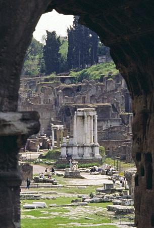 Temple de Vesta vu à travers l'arc de Septime Sévère 