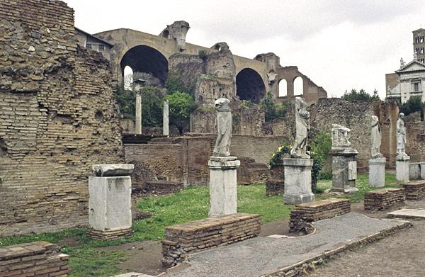 Maison des Vestales et basilique de Maxence