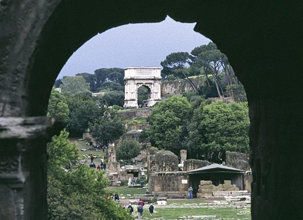 Arc de Titus vu depuis l'arc de Septime Sévère 