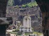 Temple de Vesta vu à travers l'arc de Septime Sévère 