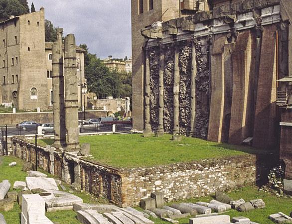 Côté nord de San Nicola in Carcere : temple de Janus  