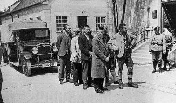 Arrestation de prisonniers politiques conduits au camp de Dachau