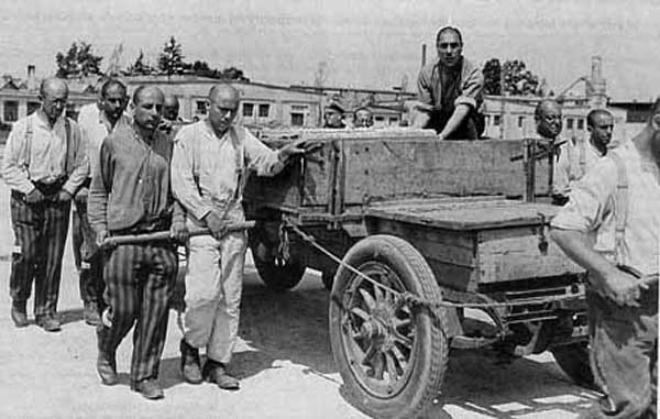 Prisonniers au travail, à Dachau