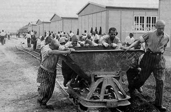 Prisonniers au travail, à Dachau