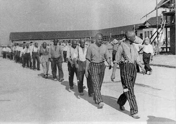 Colonne de prisonniers, à Dachau