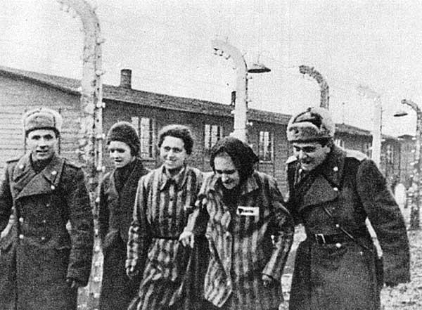 Libération par les Russes de femmes déportées, à Auschwitz 