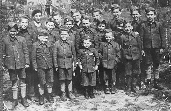 Enfants survivants, revêtus d'uniformes allemands, à Buchenwald 