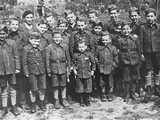 Enfants survivants, revêtus d'uniformes allemands, à Buchenwald 