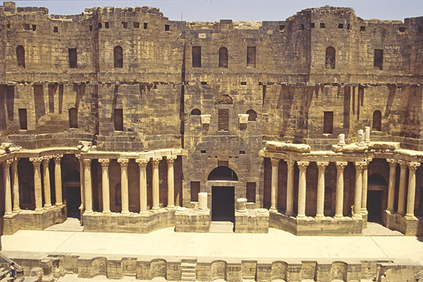 Bosra : mur de scène du théâtre 