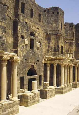 Bosra : mur de scène du théâtre 