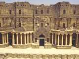 Bosra : mur de scène du théâtre 