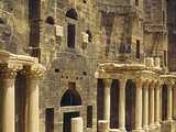 Bosra : mur de scène du théâtre 