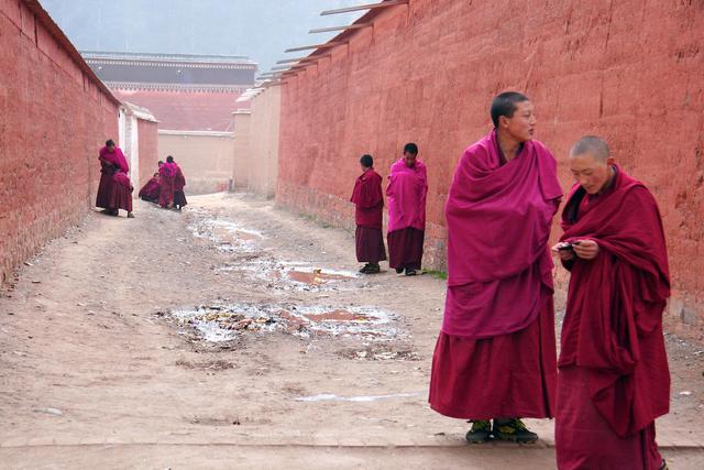 Xiahe : moines dans une rue