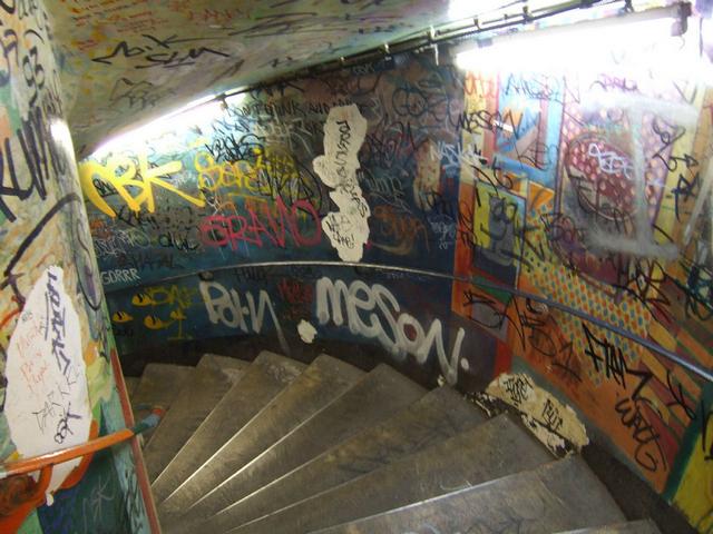 Graffitis sur les murs de la station de métro Abesses (ligne 12, Paris)