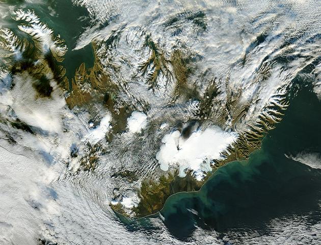 Islande : glacier de Vatnajokull - cendres du volcan Grimsvotn