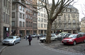 Place du Temple Neuf, où les façades suivent le tracé du mur d'enceinte 