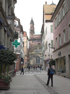 Carrefour de la rue du Dôme (cardo) et de la rue des Hallebardes (decumanus) 