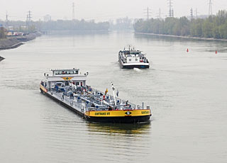 ltanker auf dem Rhein - Foto Pierre Kessler