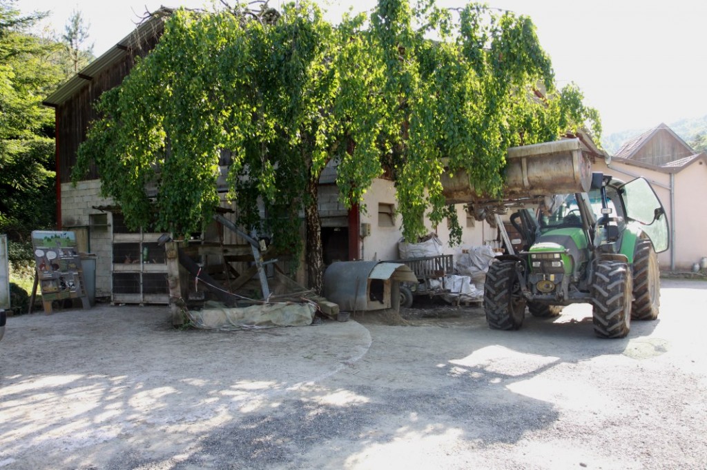 Der Innenhof das BauernhofsDer Kaninchenstall und der Traktor.