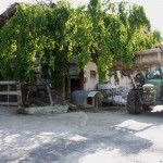 Der Innenhof das BauernhofsDer Kaninchenstall und der Traktor.