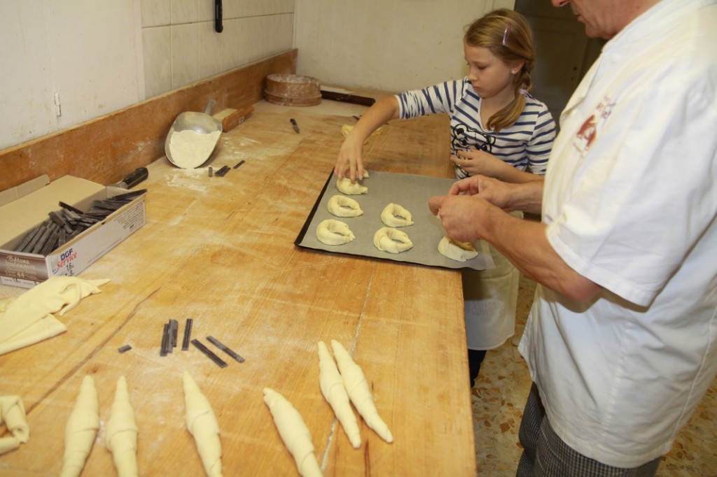 CroissantzubereitungCamille legt die Croissants auf das Backblech.