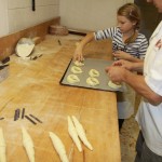 CroissantzubereitungCamille legt die Croissants auf das Backblech.