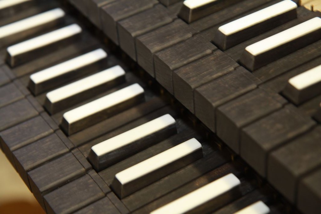 Die Tastatur der OrgelEine Orgel hat ein bis fünf übereinanderliegende Tastaturen mit 54 bis 60 Tasten.