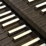 Die Tastatur der OrgelEine Orgel hat ein bis fünf übereinanderliegende Tastaturen mit 54 bis 60 Tasten.