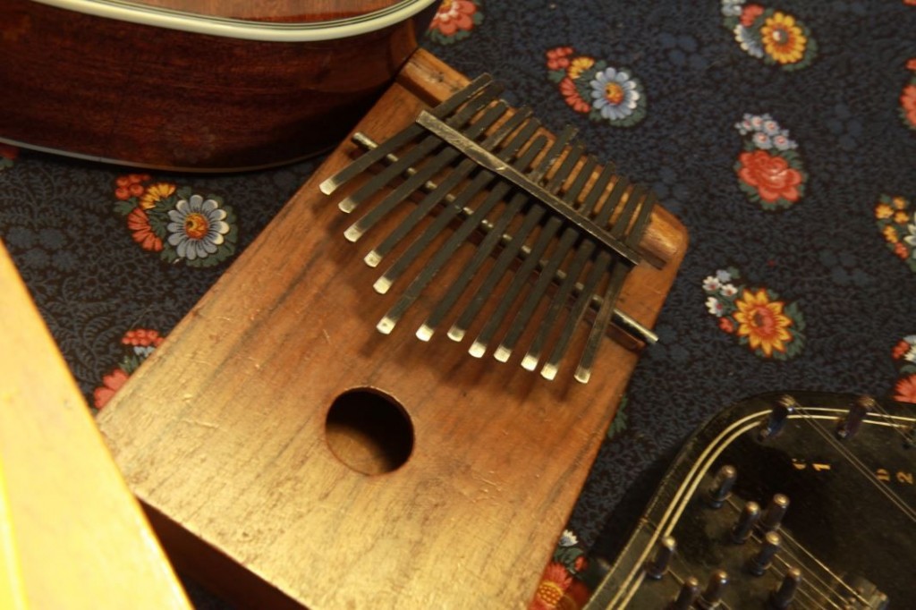 Eine MbiraDie Mbira wird auch Daumenklavier genannt.