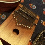 Eine MbiraDie Mbira wird auch Daumenklavier genannt.