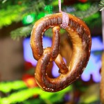 Eine BretzelEin essbarer Weihnachtsbaumschmuck.