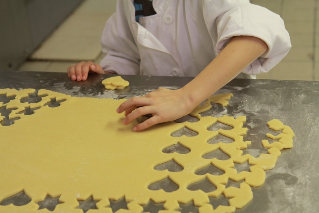 TanguyTanguy sticht die Weihnachtsplätzchen aus.