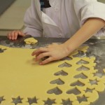 TanguyTanguy sticht die Weihnachtsplätzchen aus.