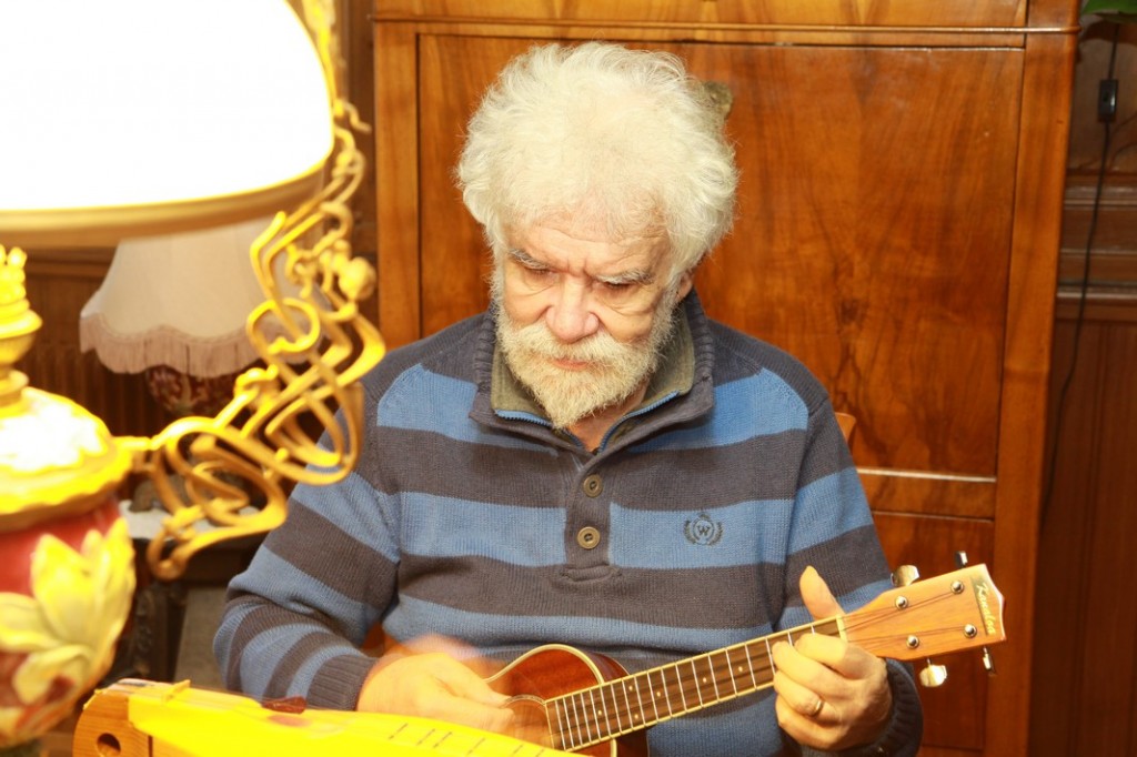 René beim SpielenRené Egles spielt auf der Ukulele.