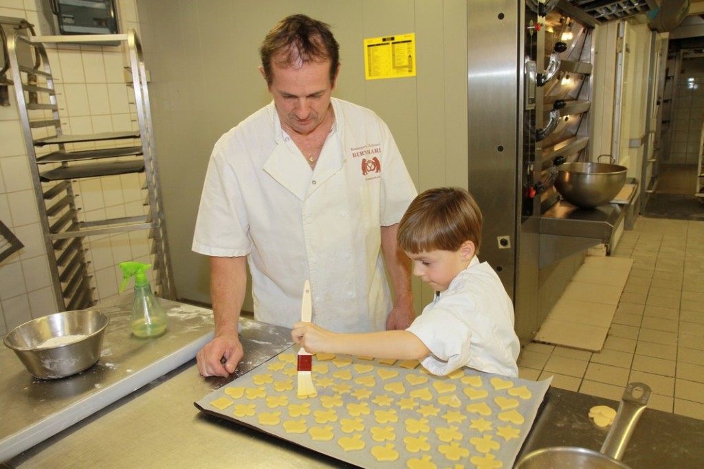 Bernard und TanguyTanguy bestreicht die Weihnachtsplätzchen mit Eigelb, damit sie schön goldgelb werden.