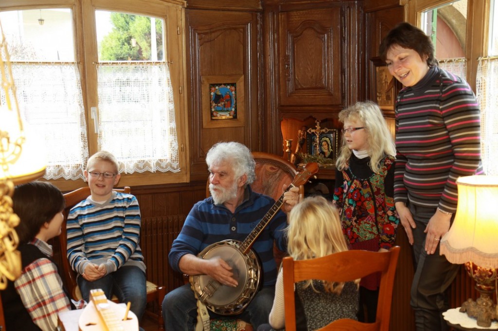 Ein kleines KonzertAlle hören zu, wie René Banjo spielt.