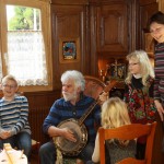 Ein kleines KonzertAlle hören zu, wie René Banjo spielt.