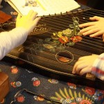 Die ZitherDie Kinder wollen alle gleichzeitig Zither spielen.