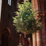 Zwei Weihnachtsbäume, die aufgehängt sind.Zwei Weihnachtsbäume, die in der St. Georgs Kirche in Schlettstadt aufgehängt wurden.