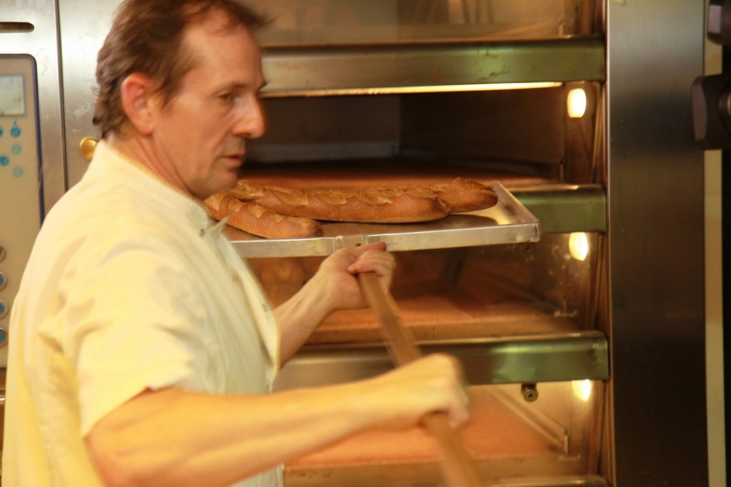 Vorsicht heiß!Gérard holt die Baguettes aus dem Ofen.