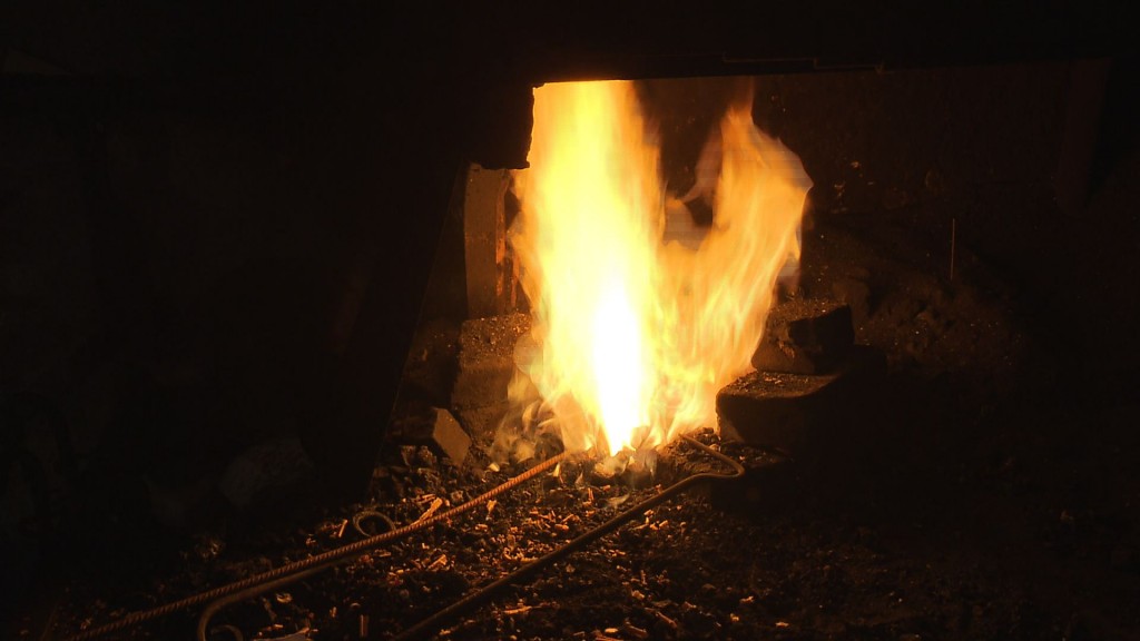 Die SchmiedeDas Metallstück muss erstmal schmelzen.