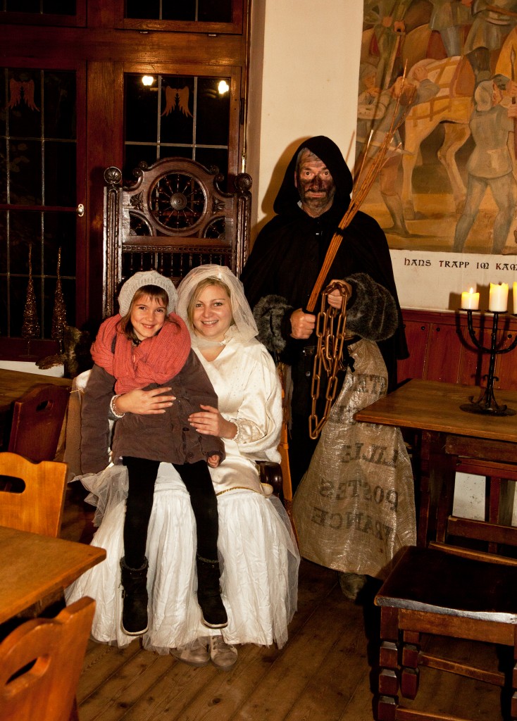 Helena, Knecht Ruprecht und das ChristkindAlle sind auf dem Foto.