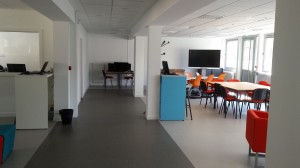 Un atelier numérique, lieu convivial de travail, de formation et d’animation, disponible pour des groupes d’enseignants ou des enseignants avec leurs élèves
